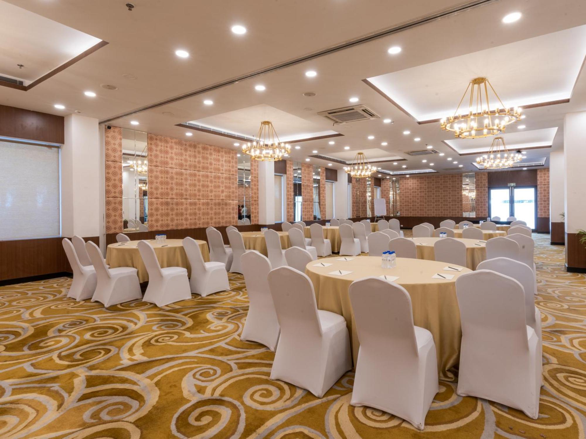 Sunday Hotel Chandigarh Zirakpur Kültér fotó